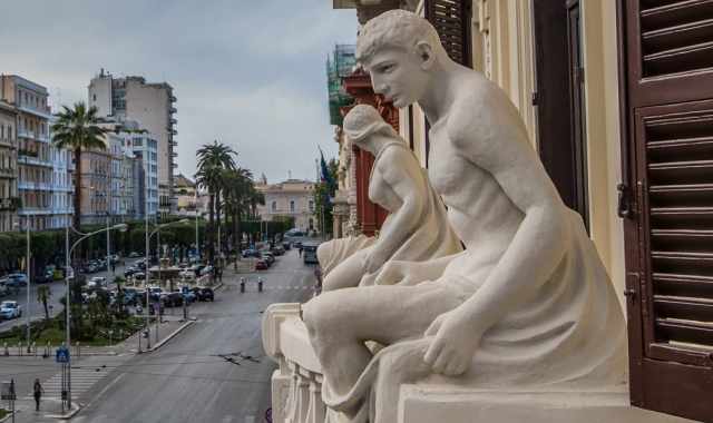 Bari, grandi statue ed elaborati fregi: è Palazzo Atti, simbolo liberty di corso Cavour 